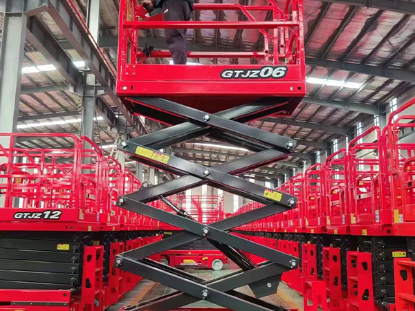 移動式升降機 移動式升降機